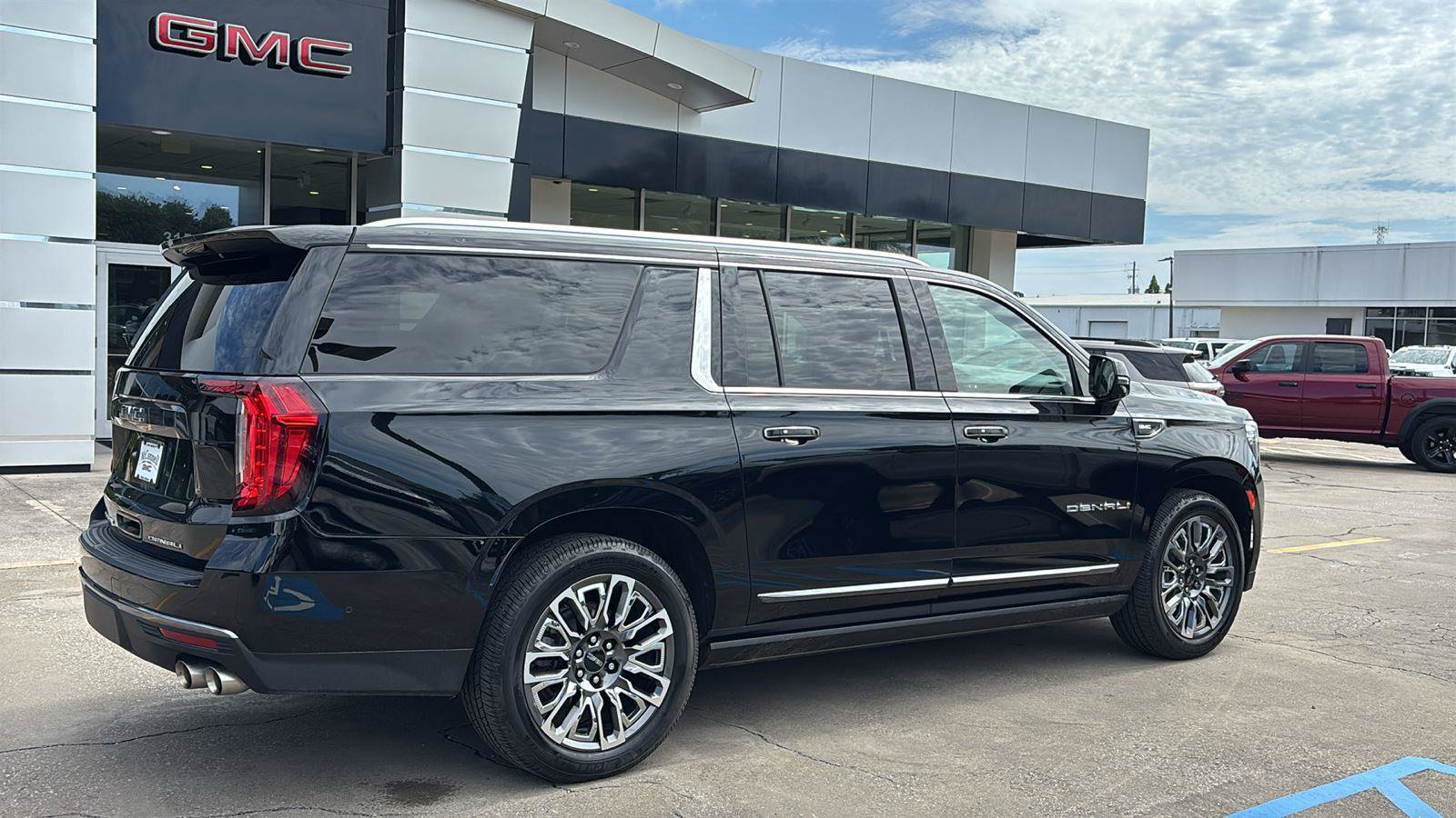 Certified 2023 GMC Yukon XL Denali Ultimate w/ LPO, Floor Liner Package AWD/4WD image 7