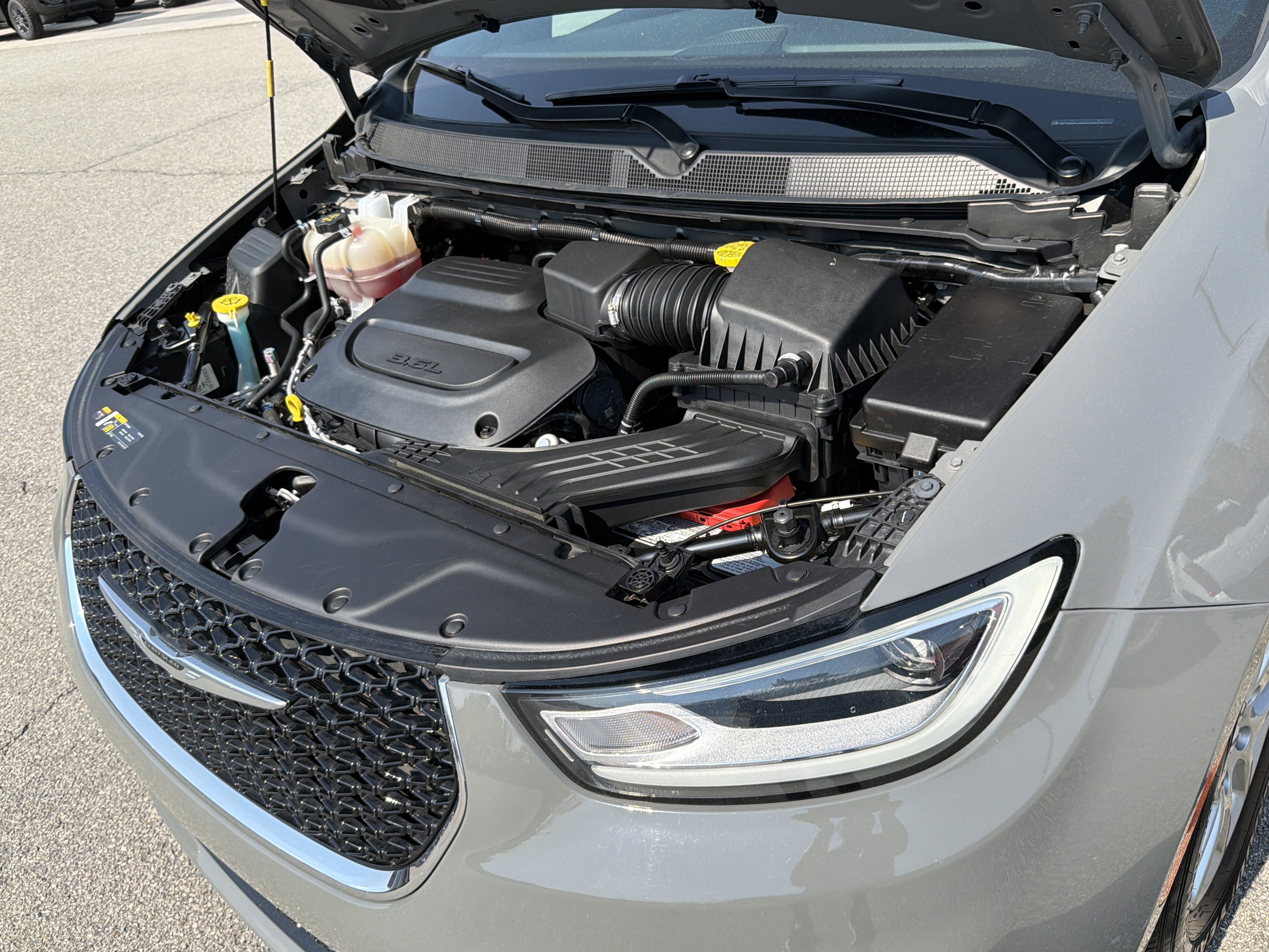 Used 2025 Chrysler Pacifica Select image 24