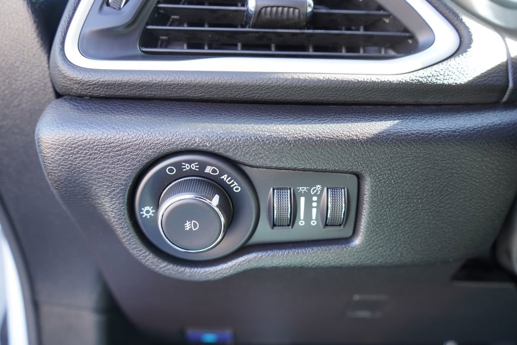 Used 2025 Chrysler Pacifica Select FWD image 29