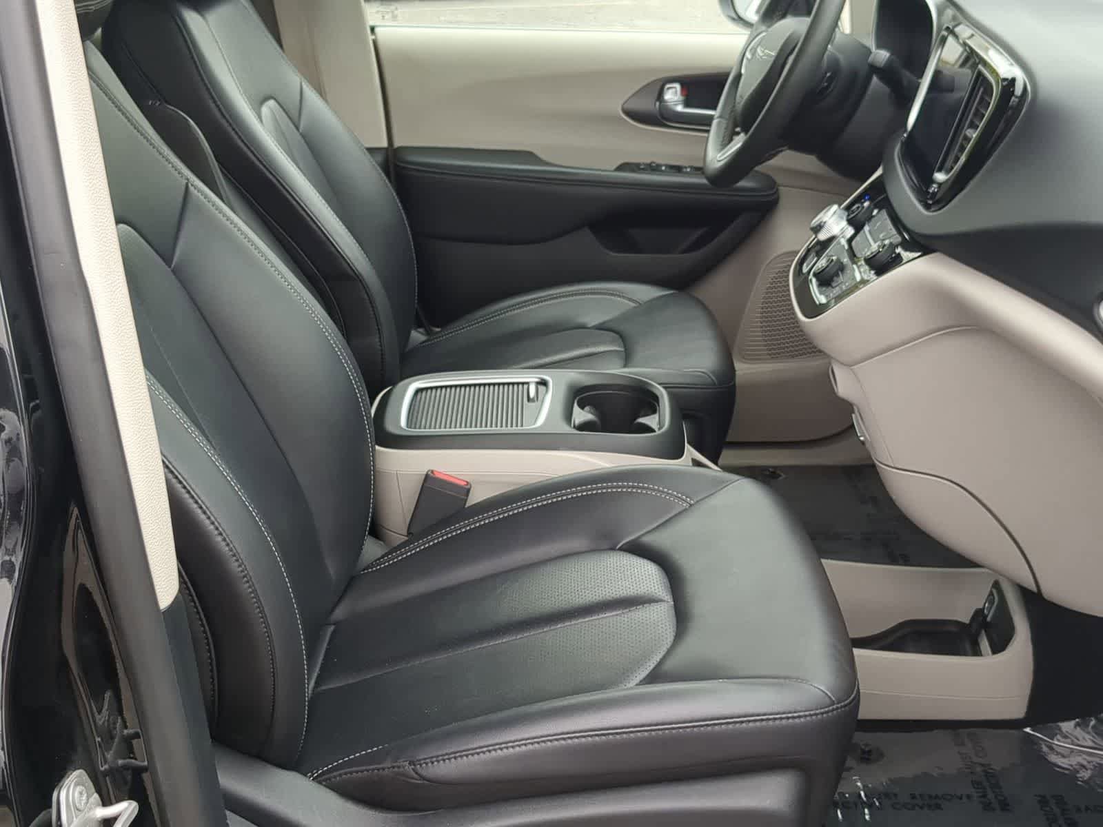 Used 2024 Chrysler Pacifica Touring-L FWD image 21