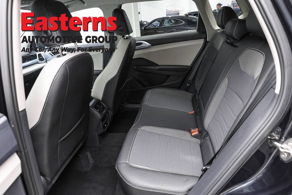 Used 2025 Volkswagen Taos SE FWD image 21