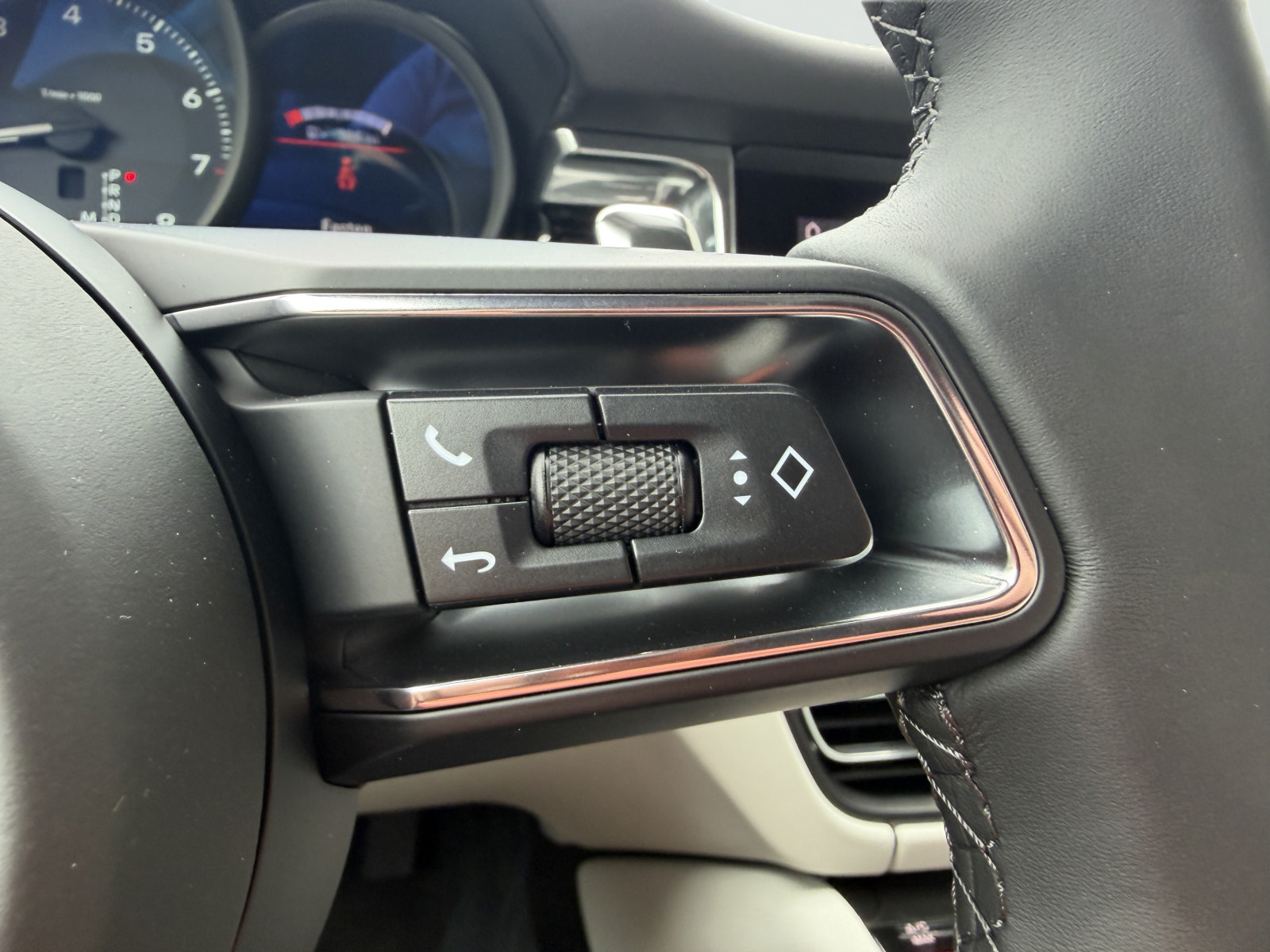 New 2026 Porsche Macan AWD/4WD image 32