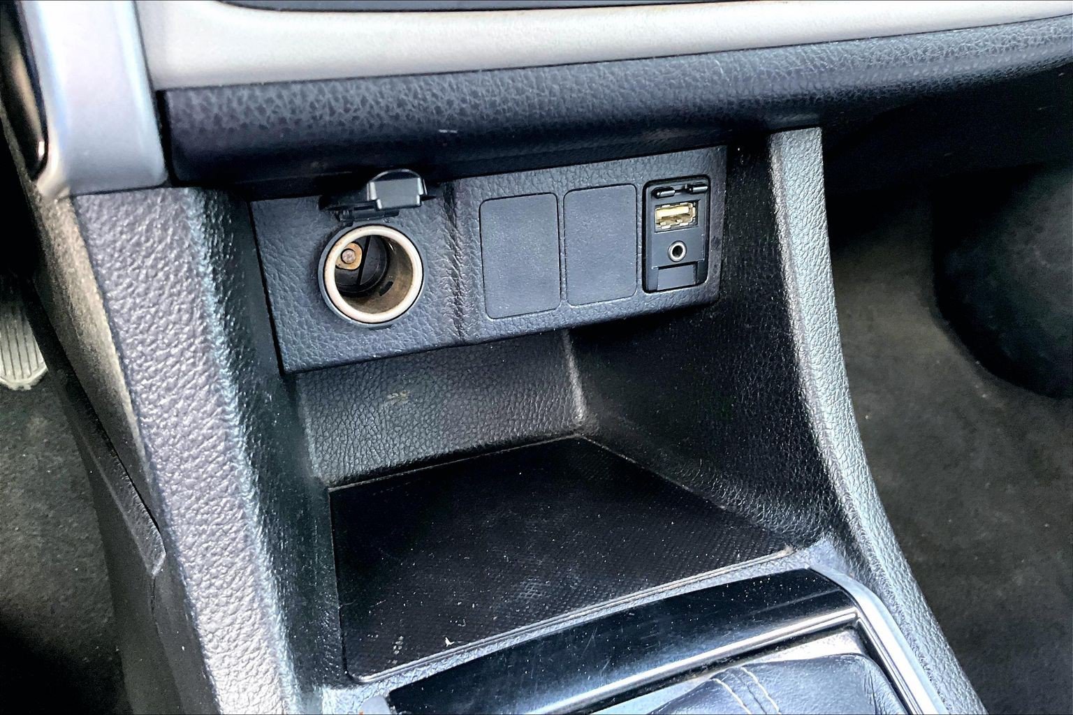 Used 2017 Toyota Corolla LE w/ Carpet Mat Package (TMS) FWD image 23