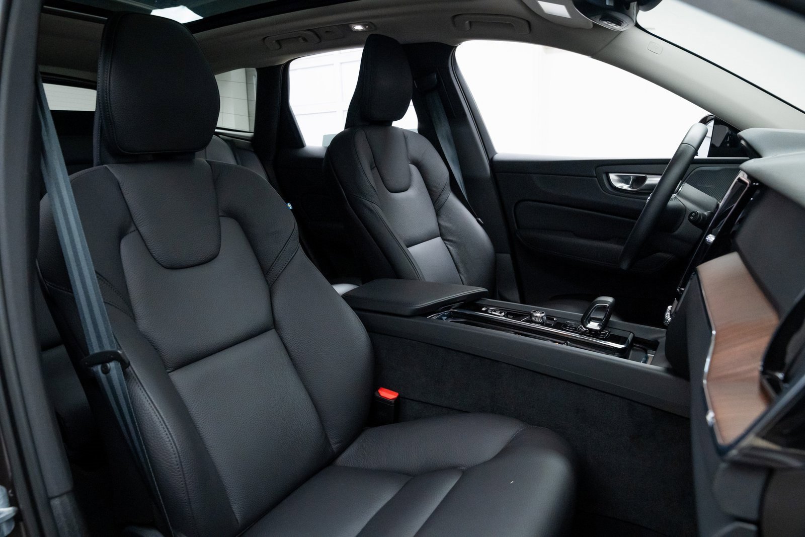 Used 2024 Volvo XC60 T8 Plus w/ Protection Package Premier image 23