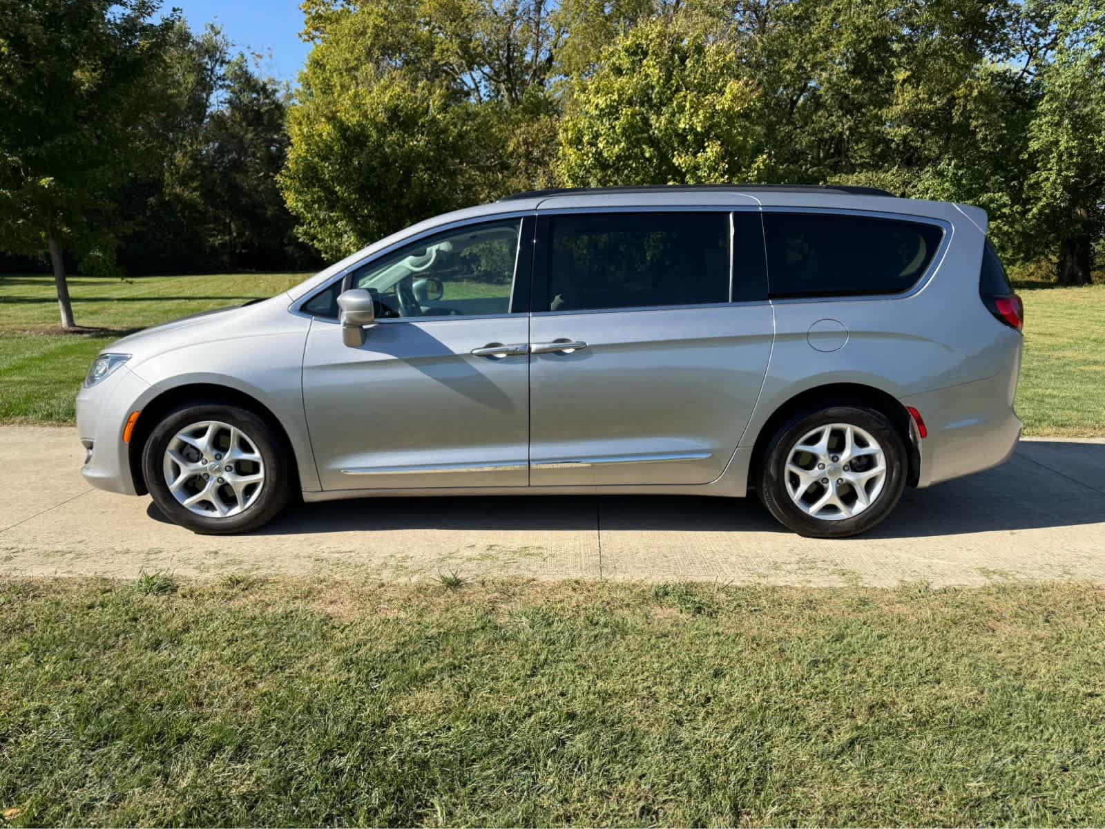 Used 2017 Chrysler Pacifica Touring-L FWD image 2