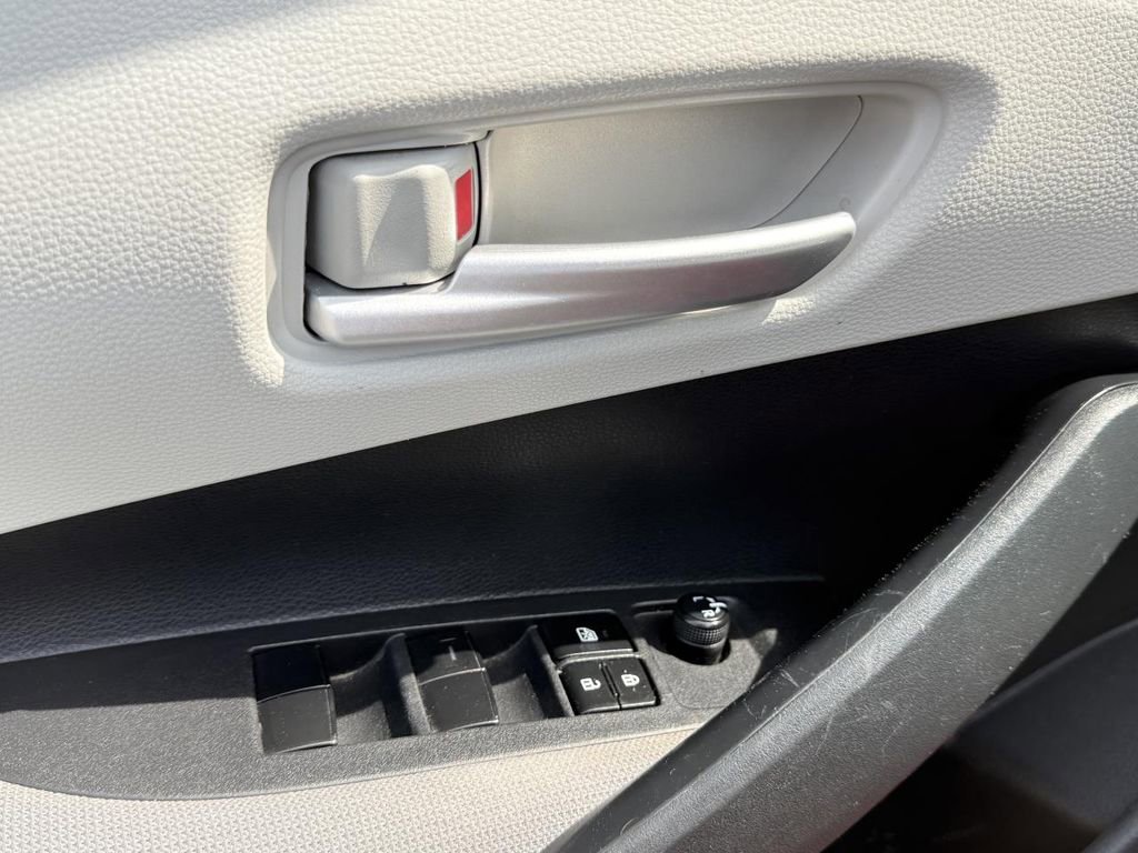 Used 2021 Toyota Corolla LE image 10