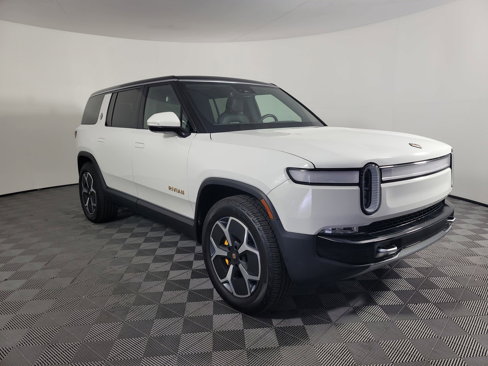Used 2024 Rivian R1S Adventure image 7