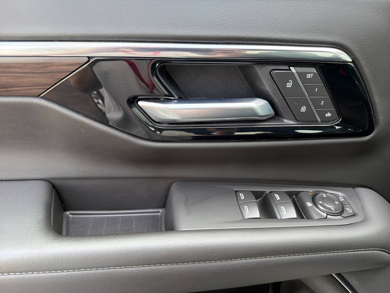 Used 2025 Chevrolet Tahoe LT AWD/4WD image 11