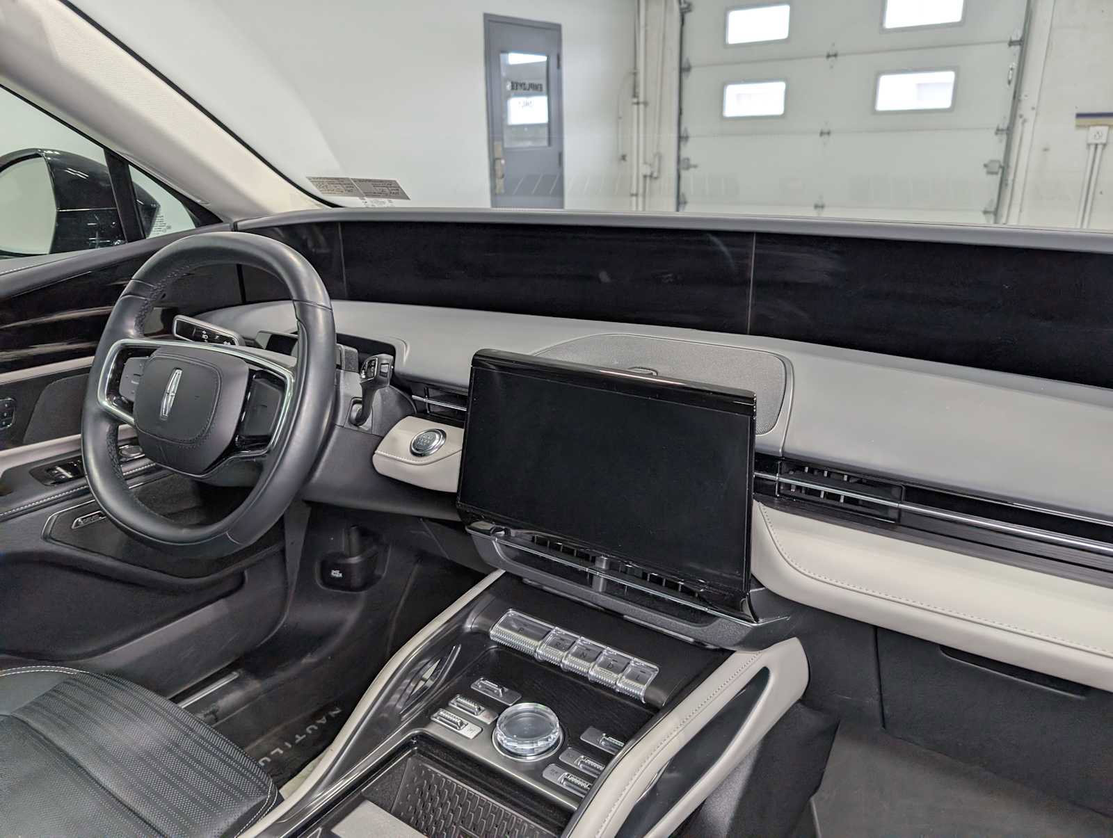 Certified 2025 Lincoln Nautilus Reserve image 36