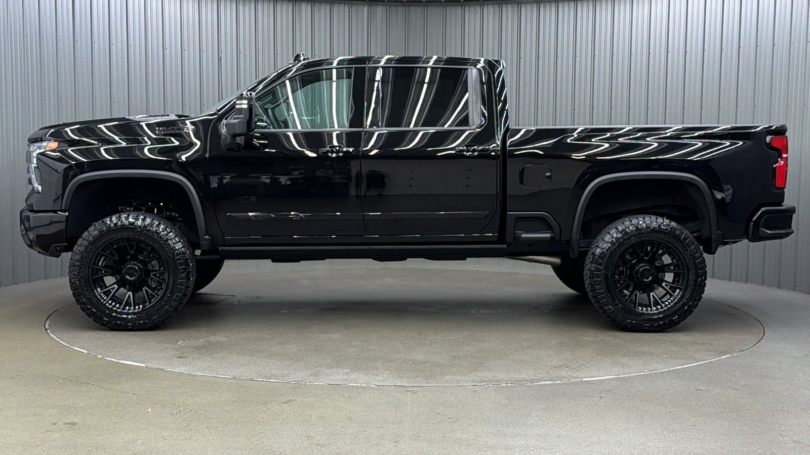 Used 2025 Chevrolet Silverado 2500 High Country w/ Midnight Edition AWD/4WD image 2