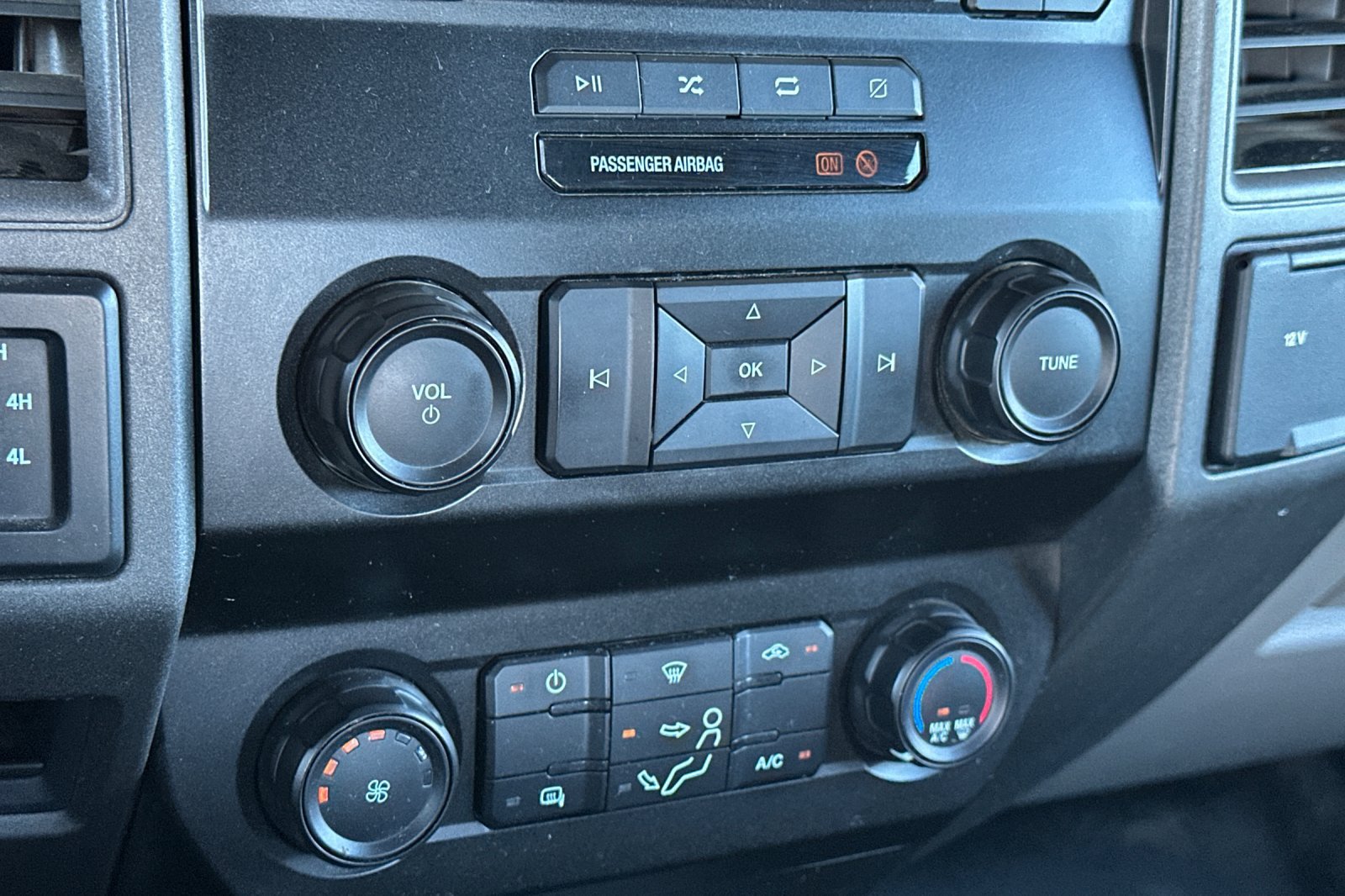 Used 2022 Ford F250 XL w/ Power Equipment Group AWD/4WD image 18