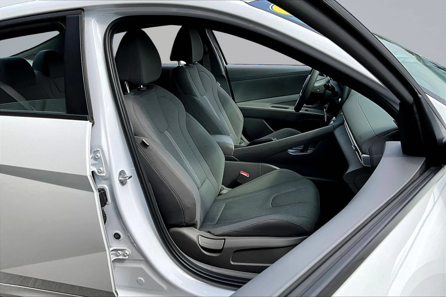 Used 2025 Hyundai Elantra SE FWD image 24