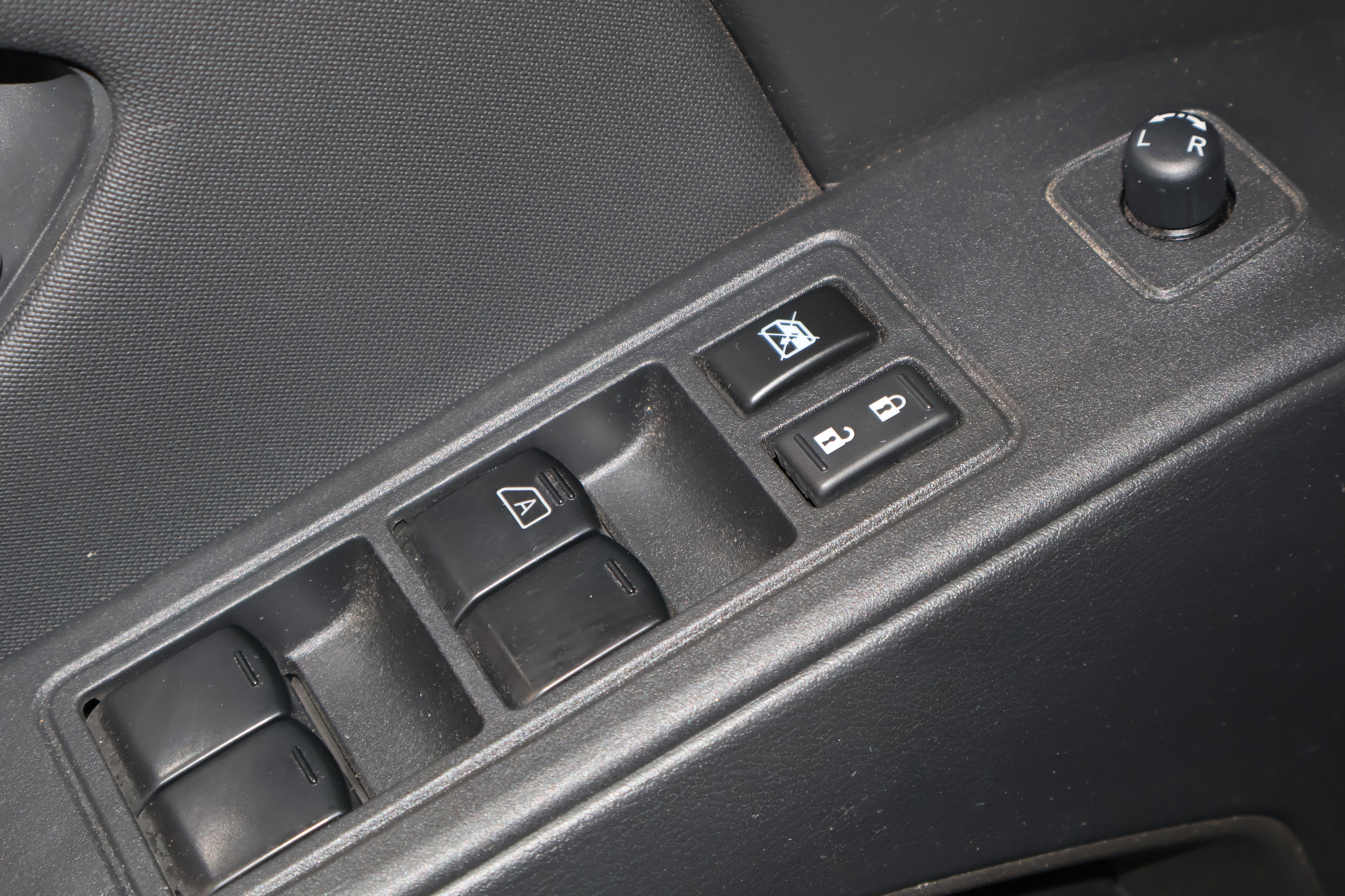 Used 2024 Nissan Frontier SV image 36