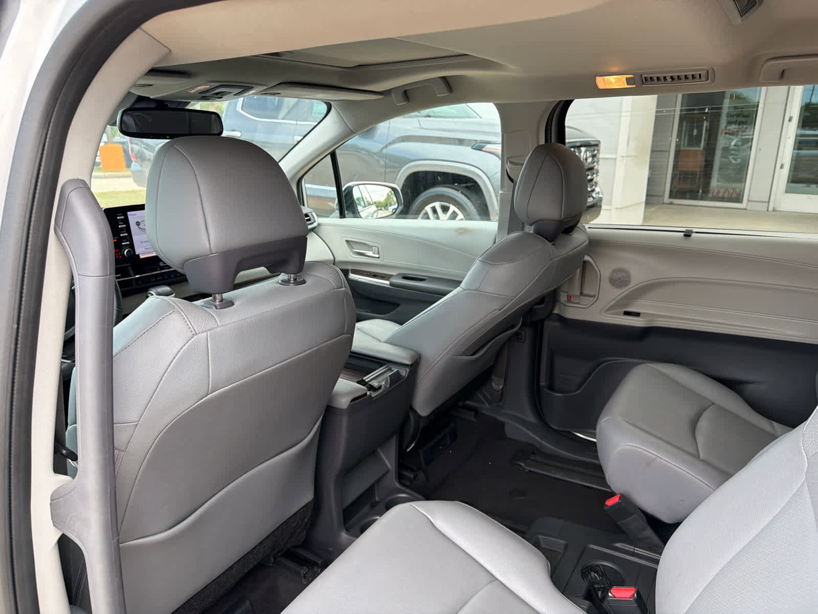 Used 2024 Toyota Sienna XLE FWD image 25