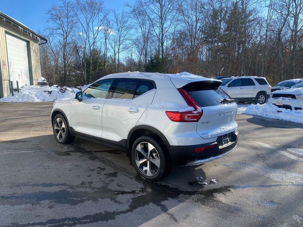 Used 2023 Volvo XC40 B5 Plus image 8