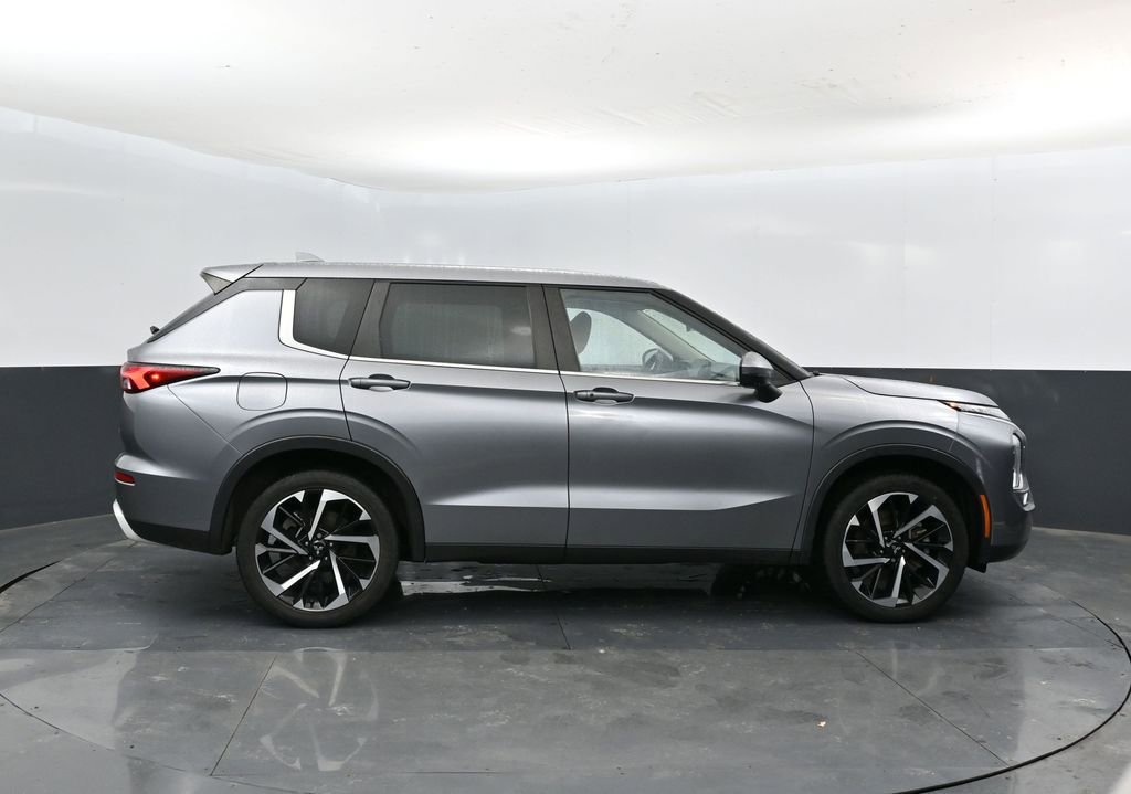 Used 2022 Mitsubishi Outlander SE image 4