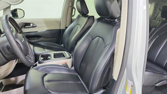 Used 2024 Chrysler Pacifica Touring-L FWD image 11