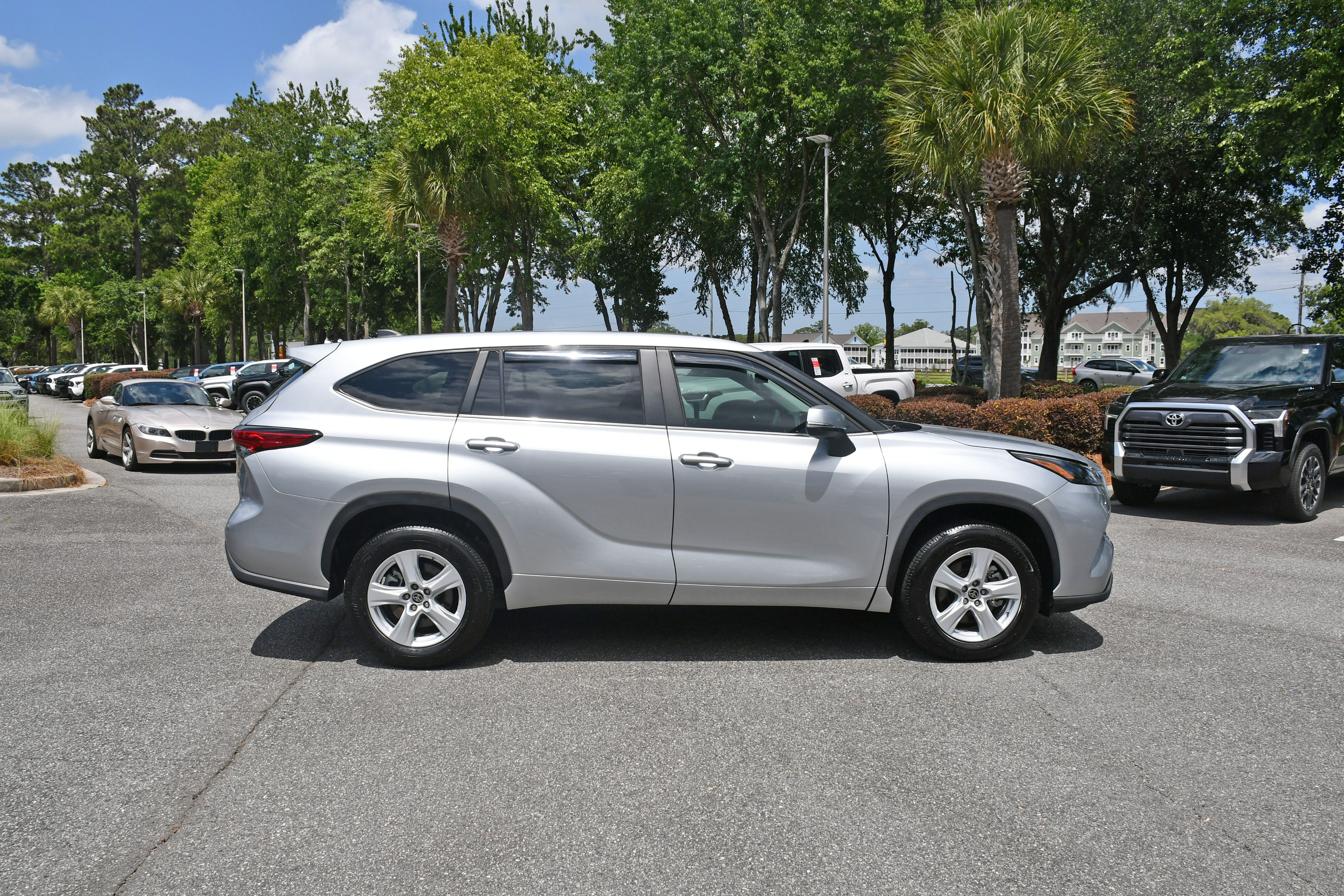 Used 2023 Toyota Highlander LE FWD image 5