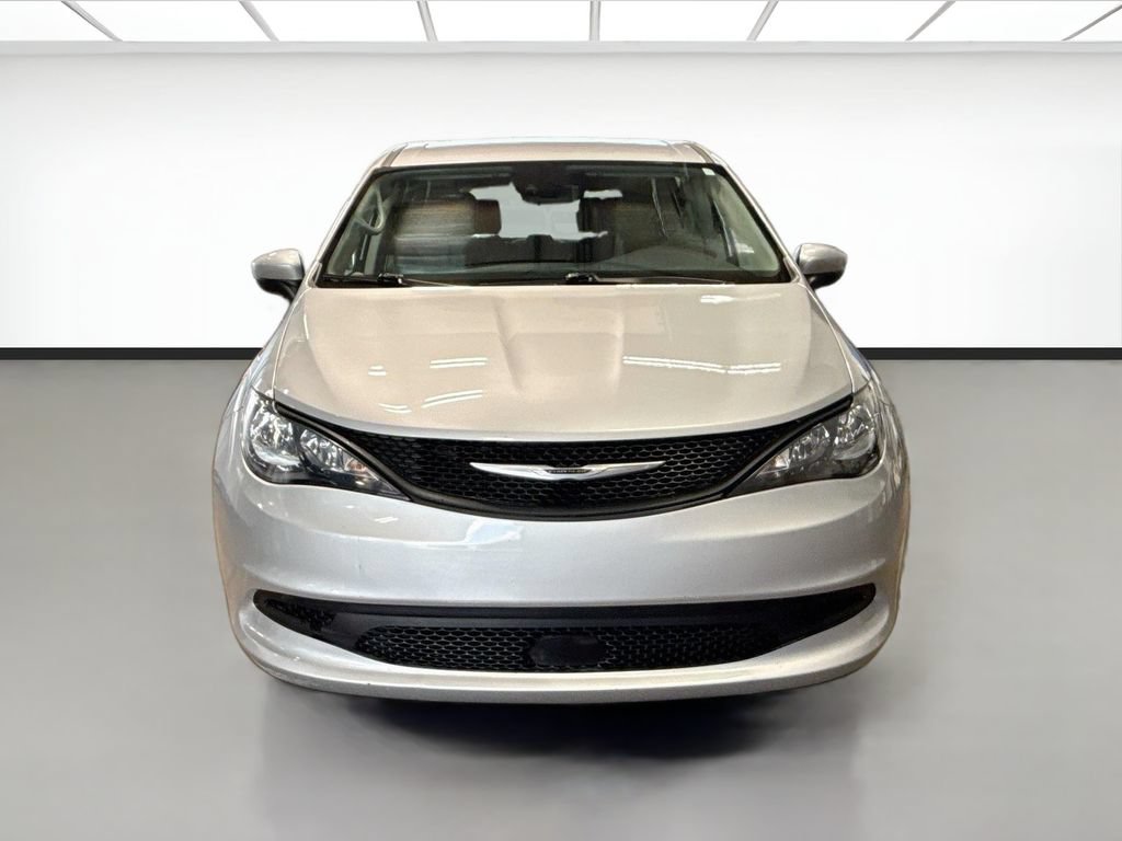 Used 2023 Chrysler Voyager LX FWD image 2