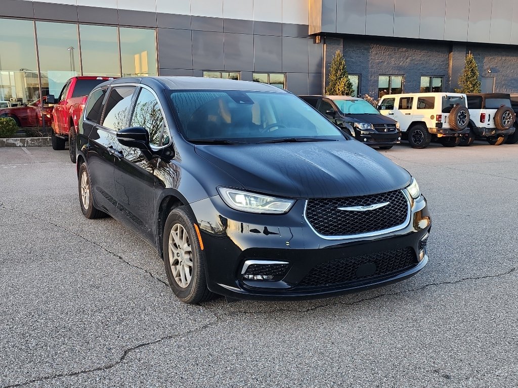 Used 2024 Chrysler Pacifica Touring-L FWD image 9