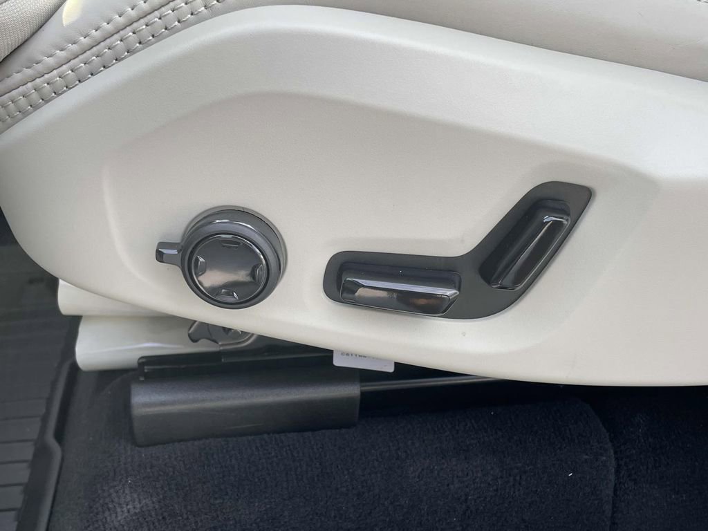 New 2026 Volvo XC90 B6 Ultra w/ Protection Package Premier image 8