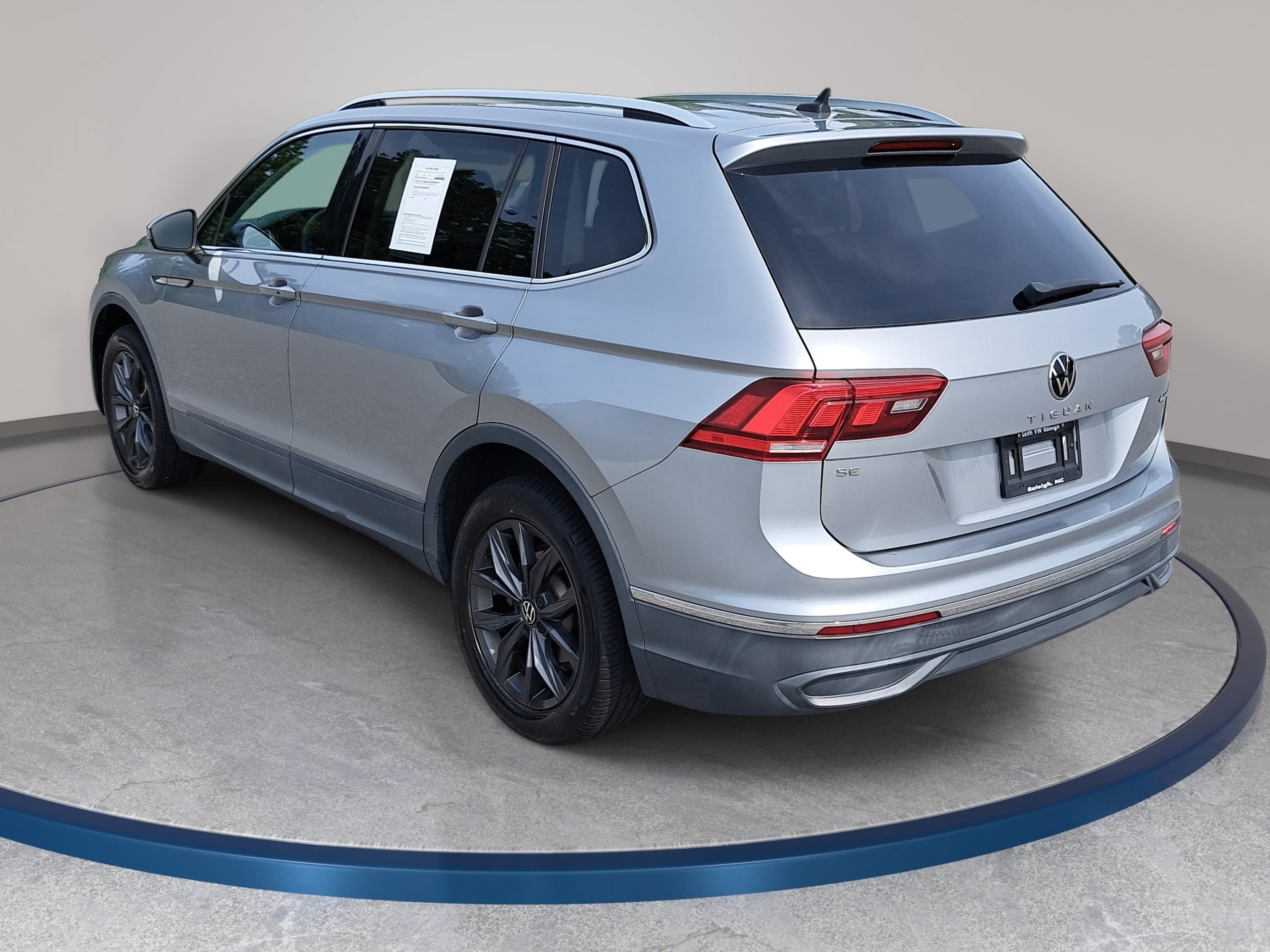 Certified 2022 Volkswagen Tiguan SE w/ Panoramic Sunroof Package AWD/4WD image 7