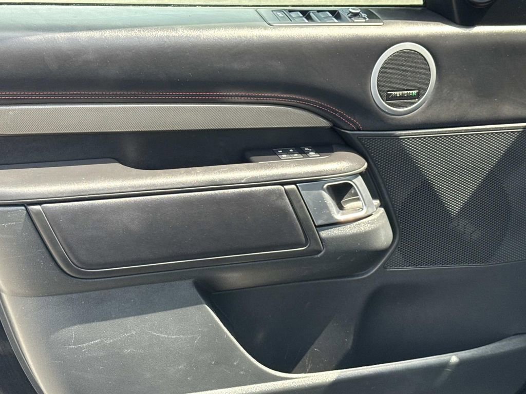 Used 2020 Land Rover Discovery HSE image 14