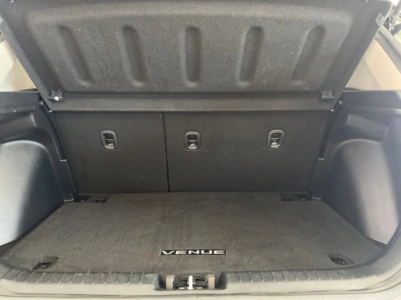Used 2023 Hyundai Venue Limited FWD image 8