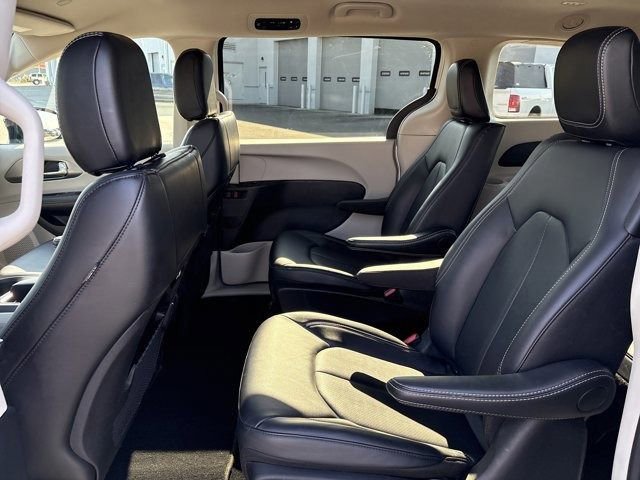 Used 2024 Chrysler Pacifica Select image 5