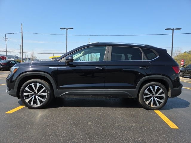 Certified 2023 Volkswagen Taos SE w/ Panoramic Sunroof Package AWD/4WD image 4