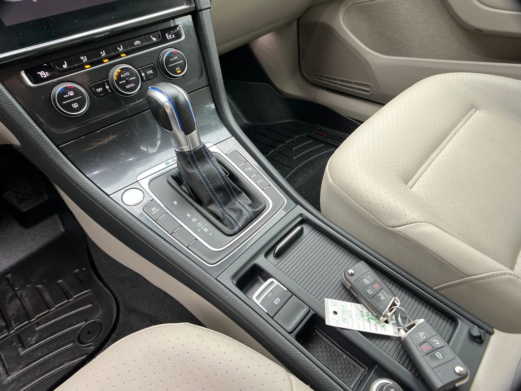 Used 2019 Volkswagen e-Golf SEL Premium image 20