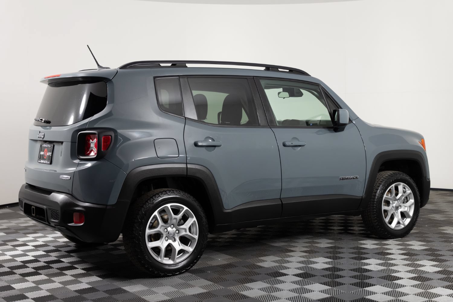 Used 2017 Jeep Renegade Latitude w/ Trailer Tow Group AWD/4WD image 8