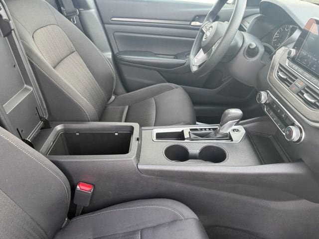 Used 2025 Nissan Altima 2.5 SV FWD image 15