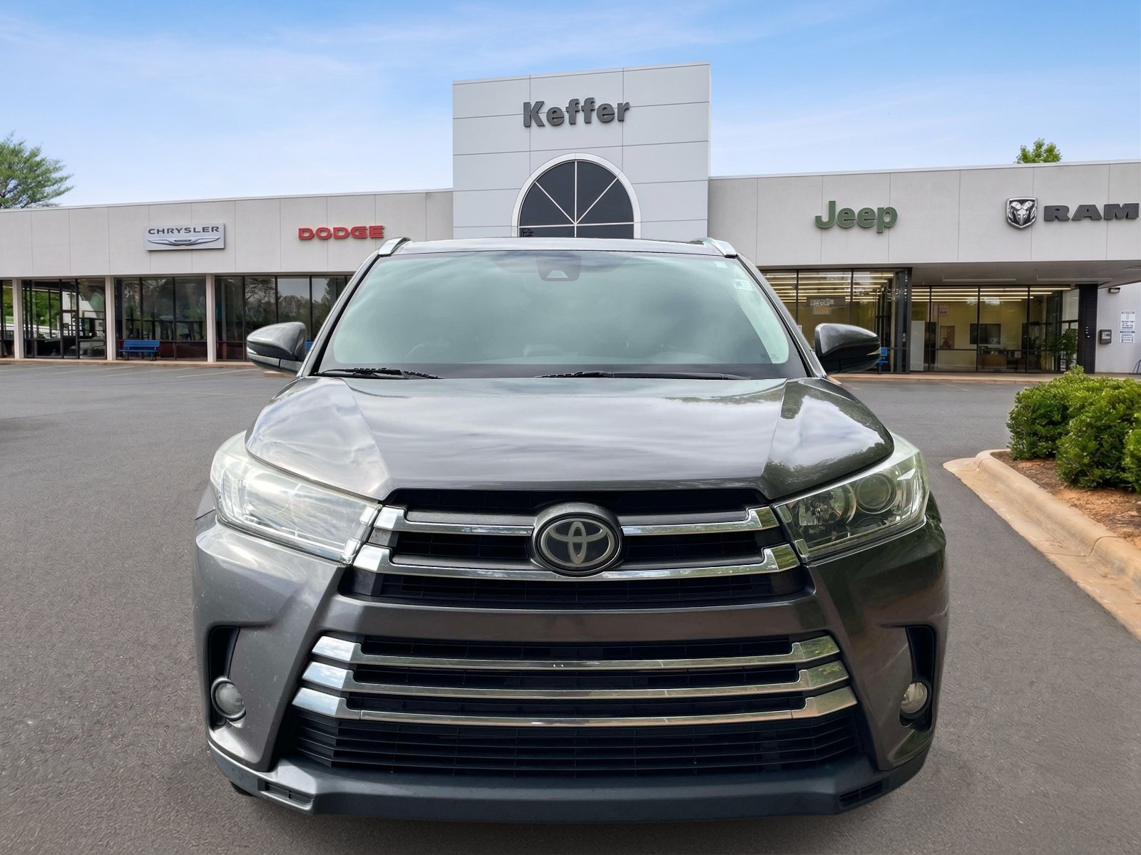 Used 2017 Toyota Highlander Limited FWD image 2
