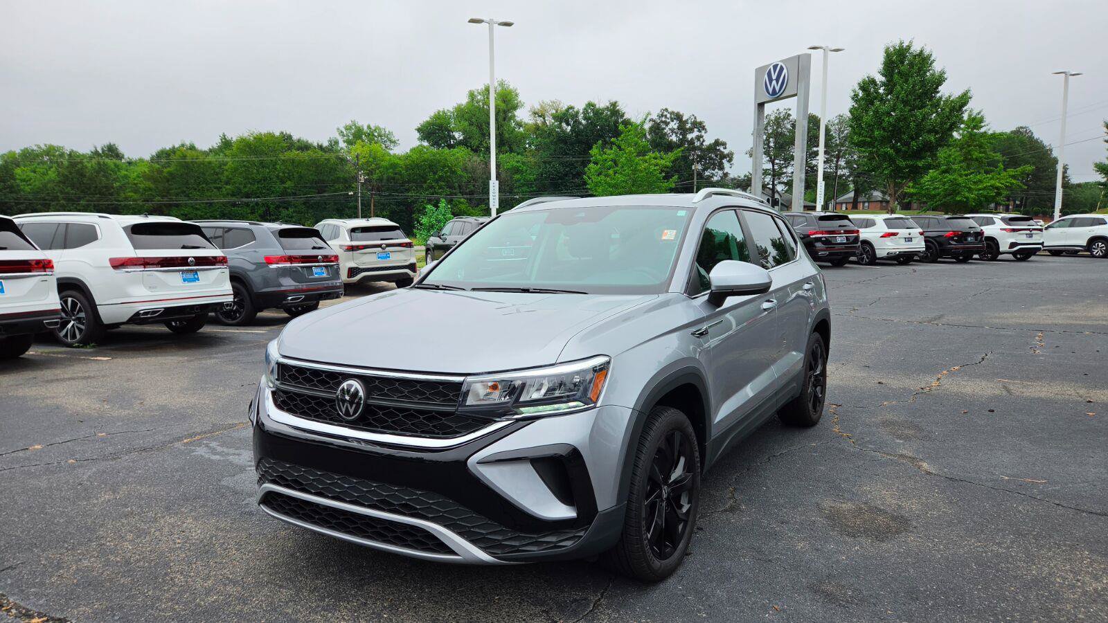 Used 2023 Volkswagen Taos SE w/ Panoramic Sunroof Package FWD image 10