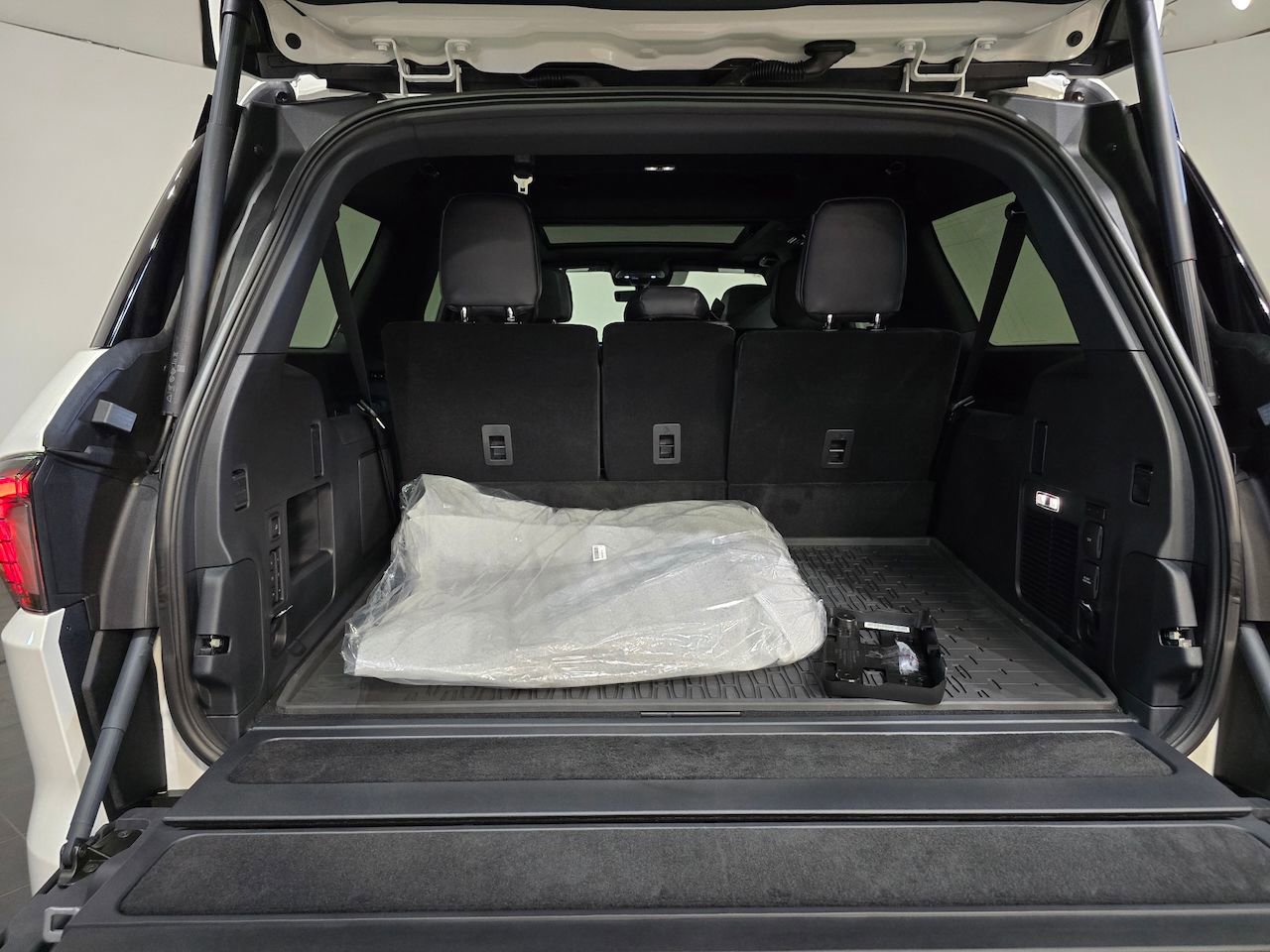 New 2025 Lincoln Navigator L Reserve w/ Jet Appearance Package image 8