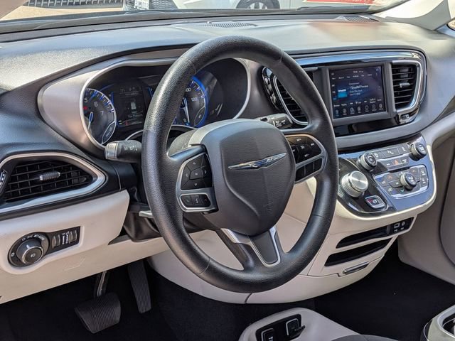 Used 2020 Chrysler Pacifica Touring FWD image 14