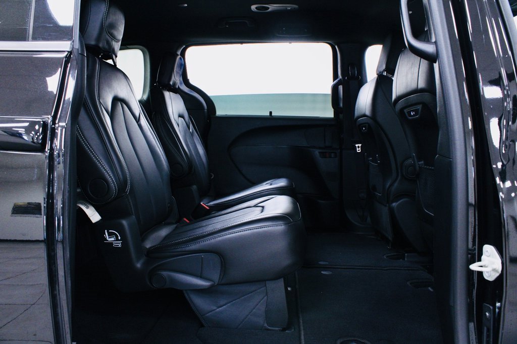 Used 2025 Chrysler Pacifica Select image 11