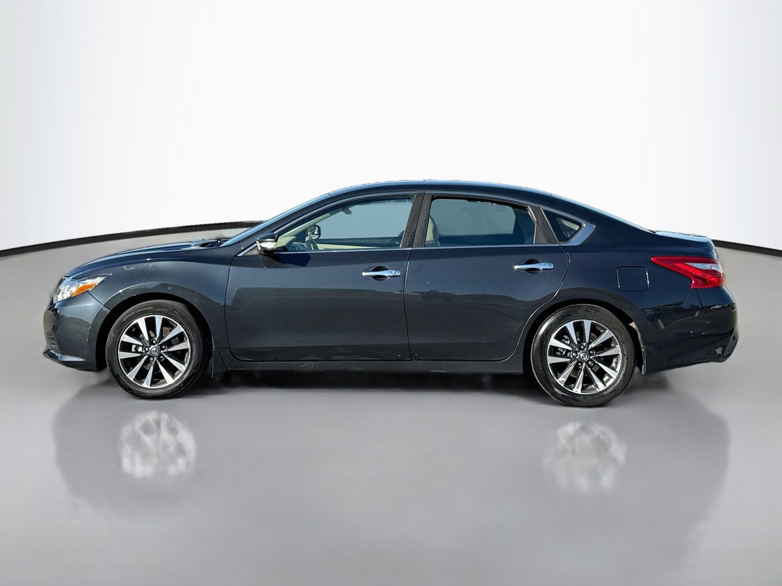 Used 2016 Nissan Altima 2.5 SL w/ 2.5 Technology Package FWD image 4