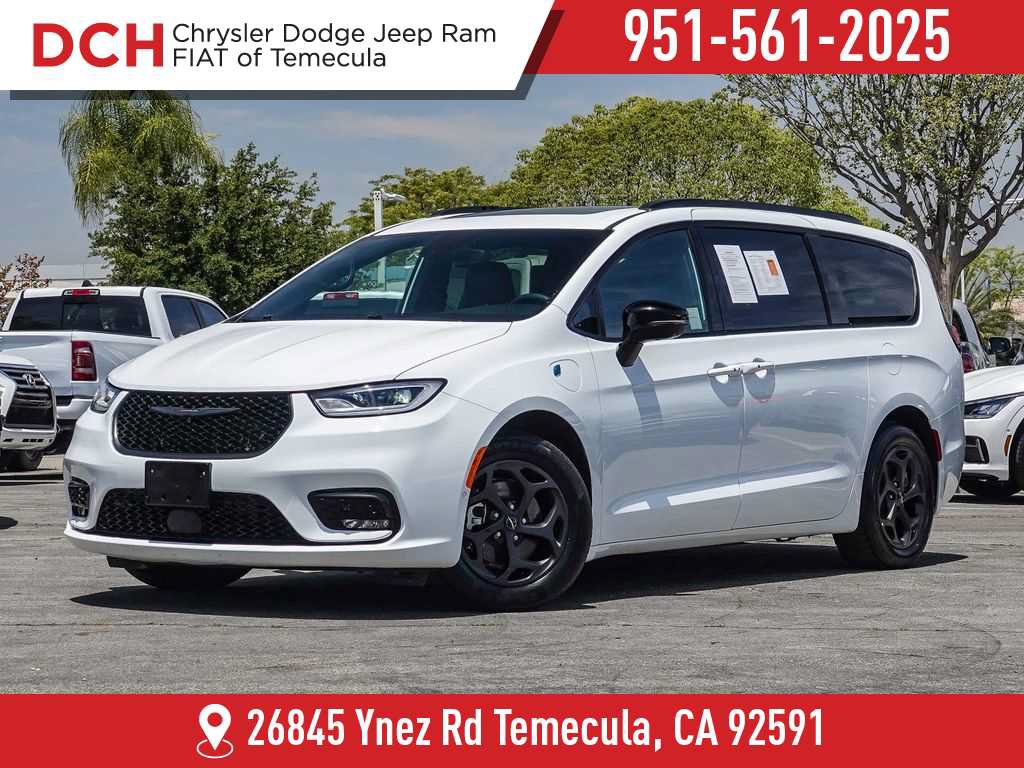 Used 2024 Chrysler Pacifica Premium FWD image 1