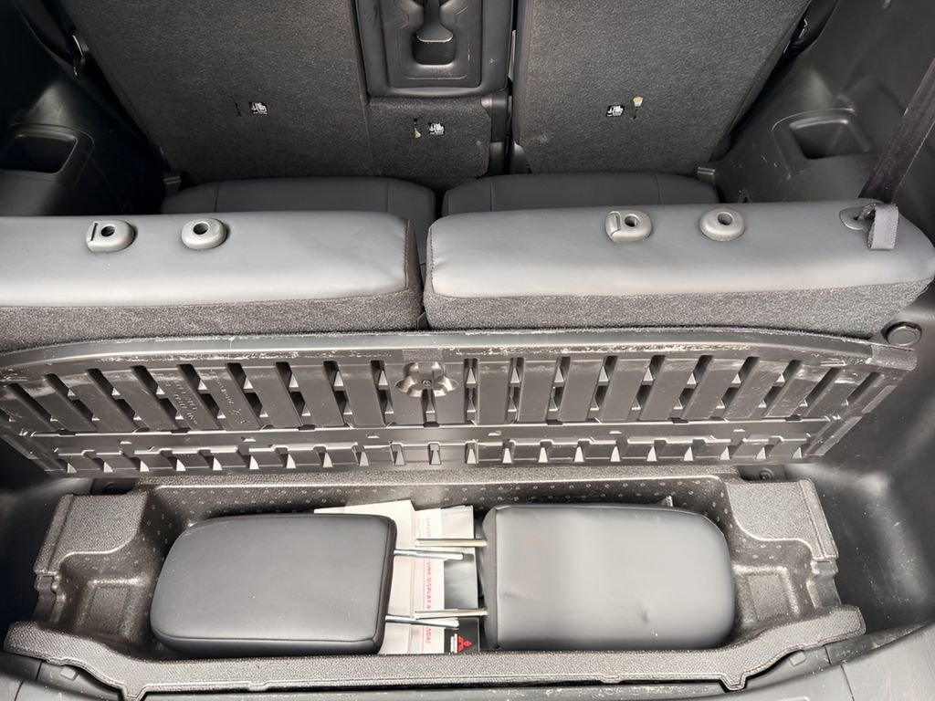 Used 2024 Mitsubishi Outlander SE image 13
