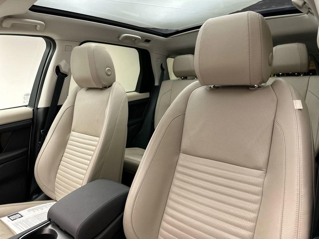 Used 2020 Land Rover Discovery Sport SE image 10
