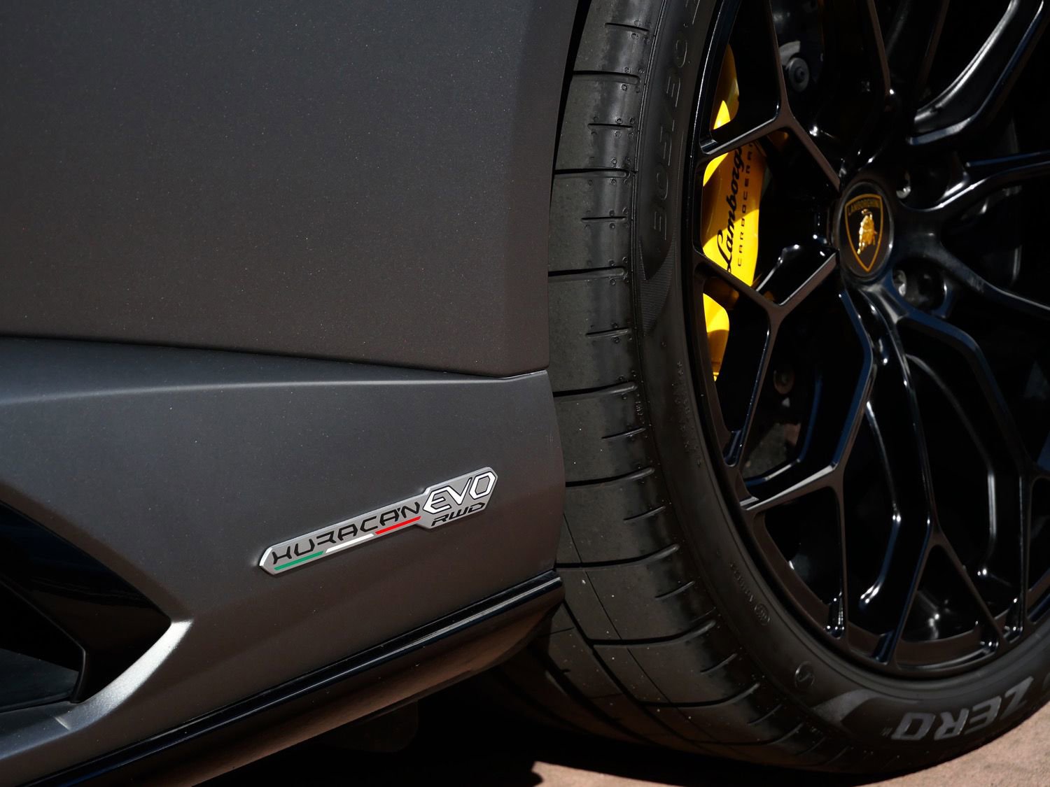 Used 2023 Lamborghini Huracan EVO image 12