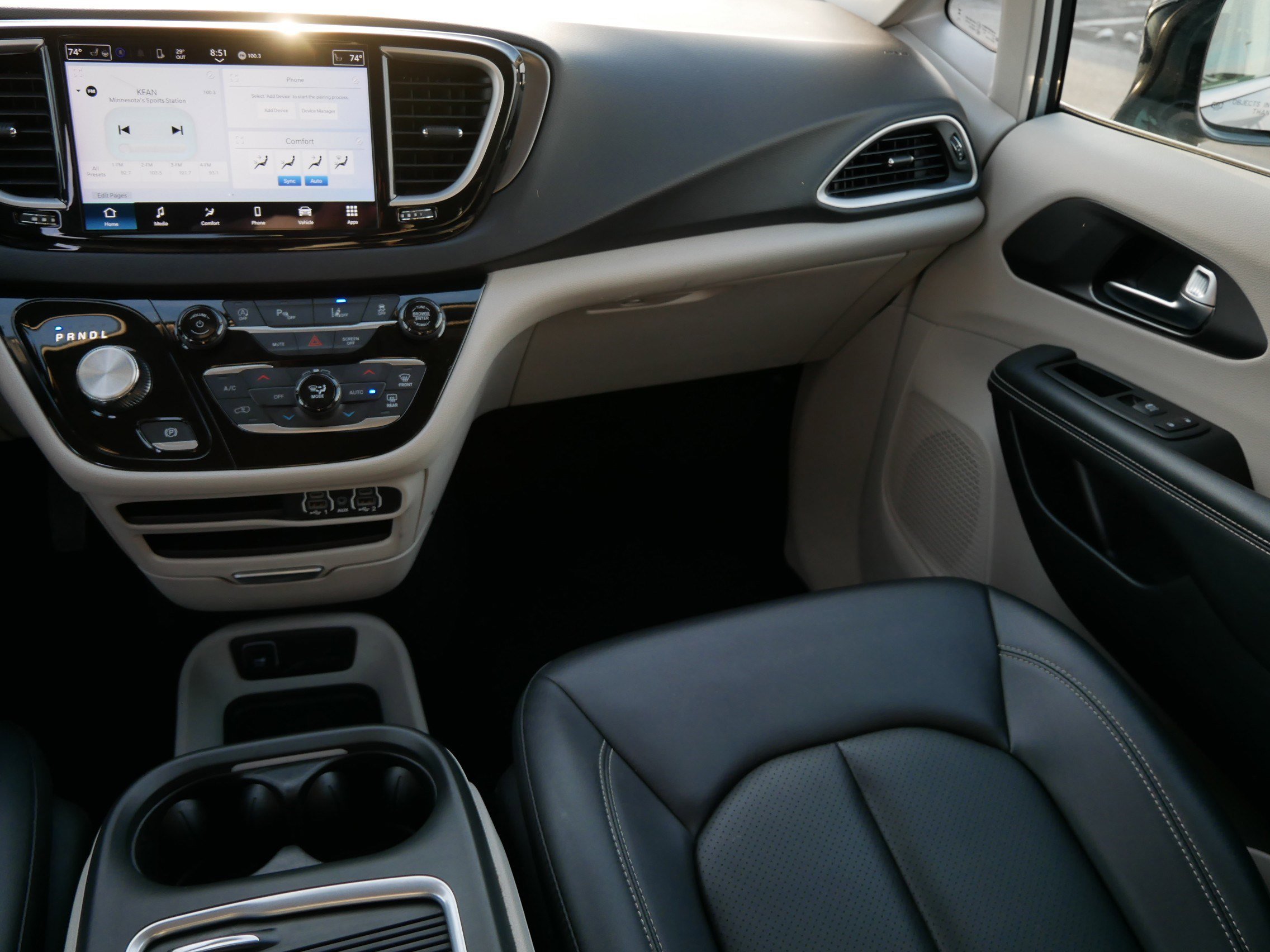 Used 2024 Chrysler Pacifica Touring-L image 11