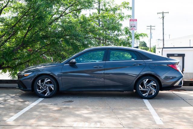 Certified 2025 Hyundai Elantra Limited FWD image 28
