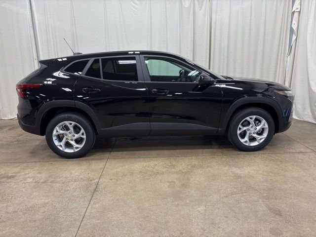 New 2026 Chevrolet Trax LS w/ LS Convenience Package FWD image 2