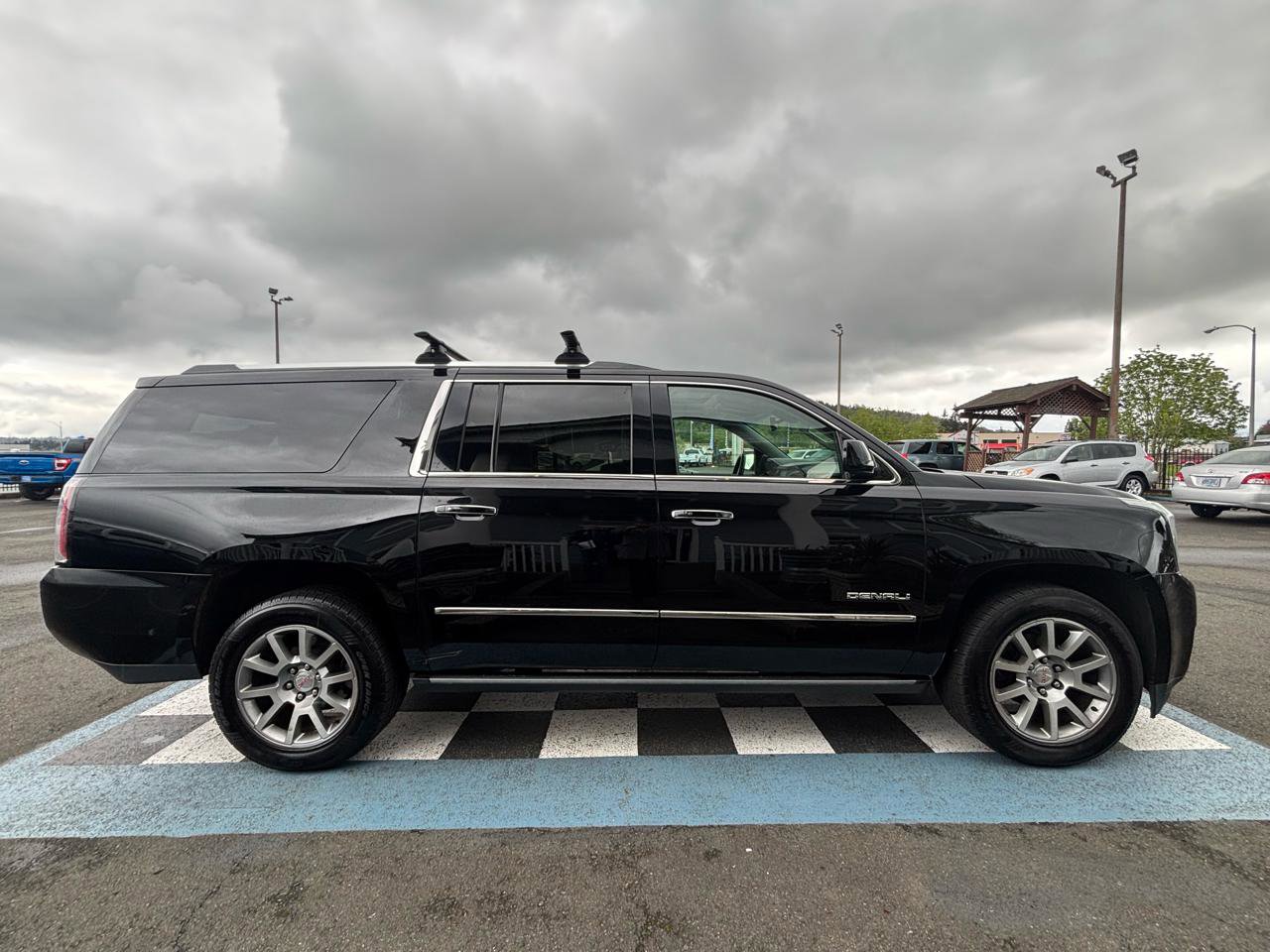 Used 2015 GMC Yukon XL Denali w/ Premium Package AWD/4WD image 7