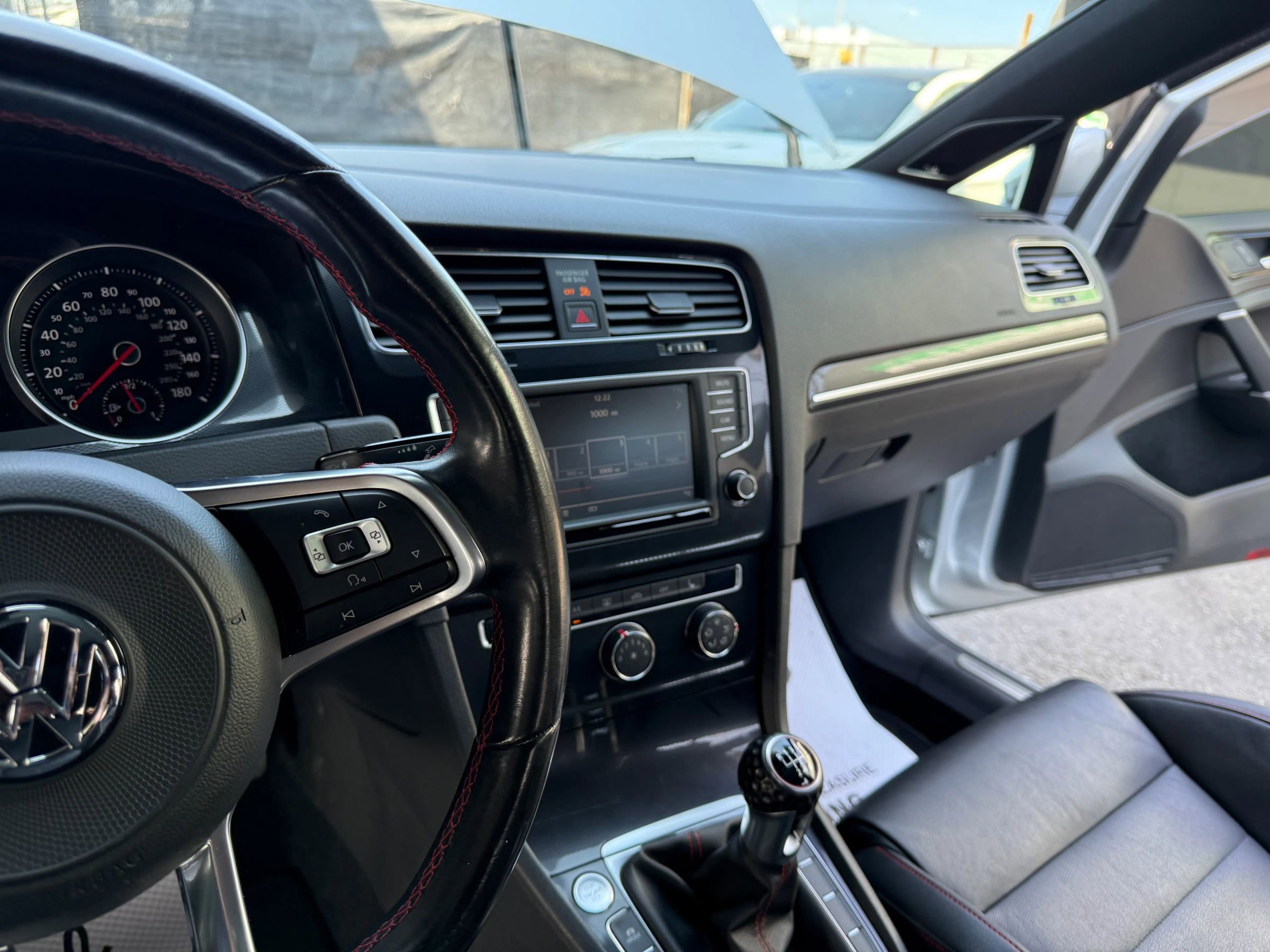 Used 2017 Volkswagen GTI SE image 9