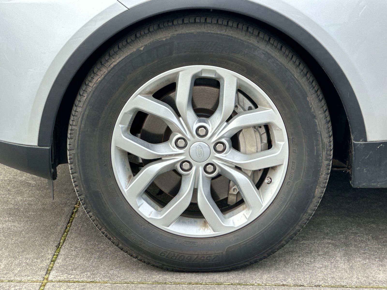 Used 2018 Land Rover Discovery SE image 24