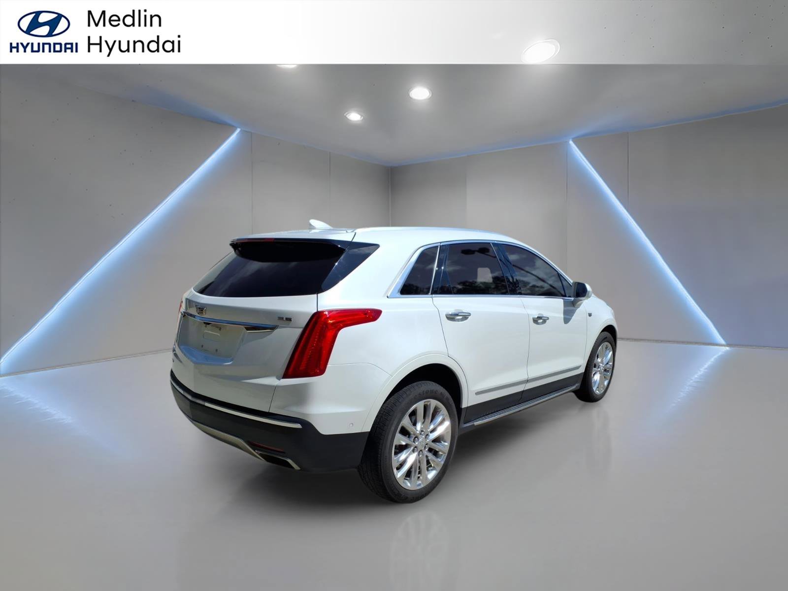 Used 2017 Cadillac XT5 Platinum w/ Driver Assist Package image 3
